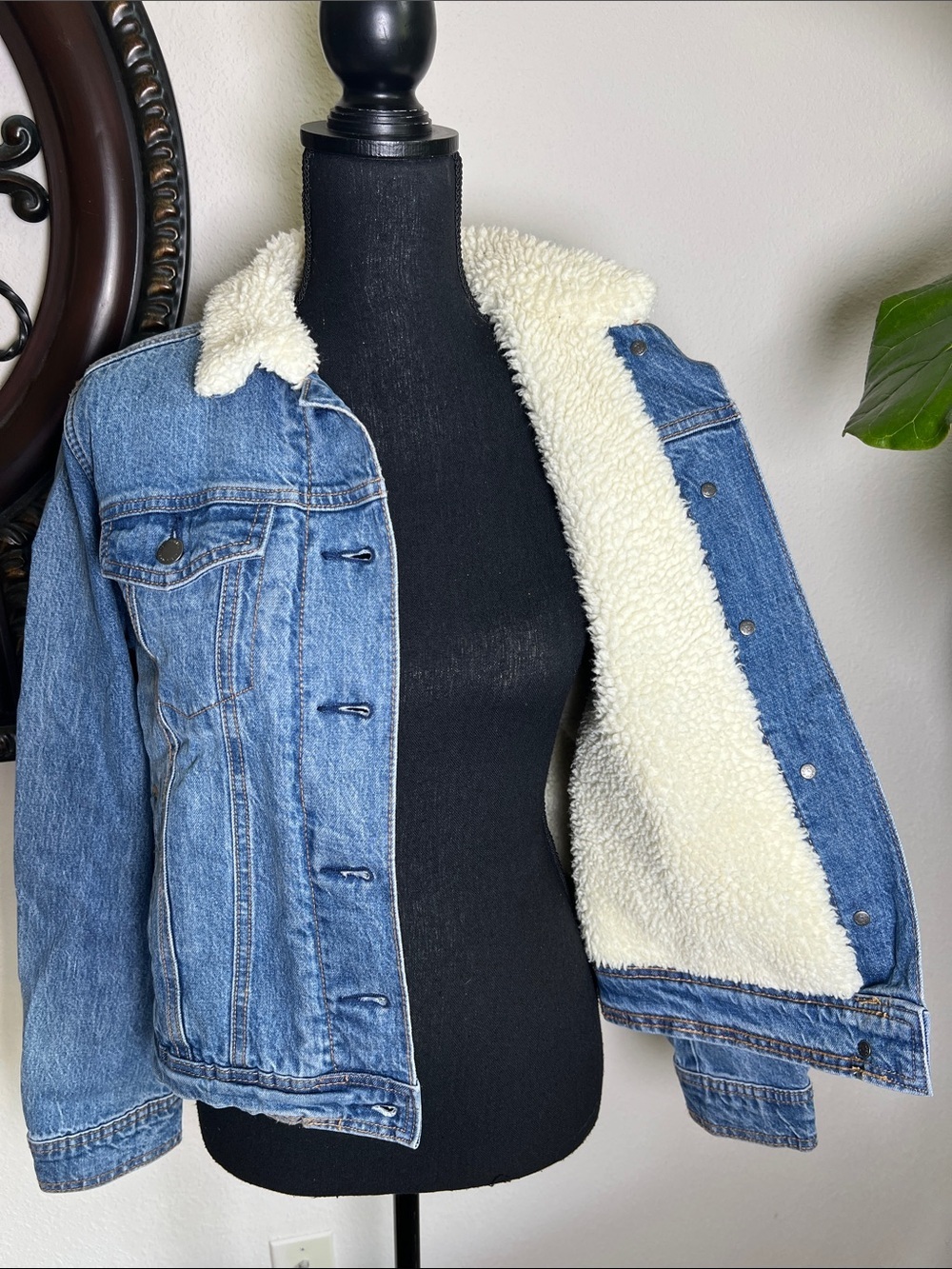 Universal Thread Women’s Denim Jean Jacket Faux White Shearling Lining Small